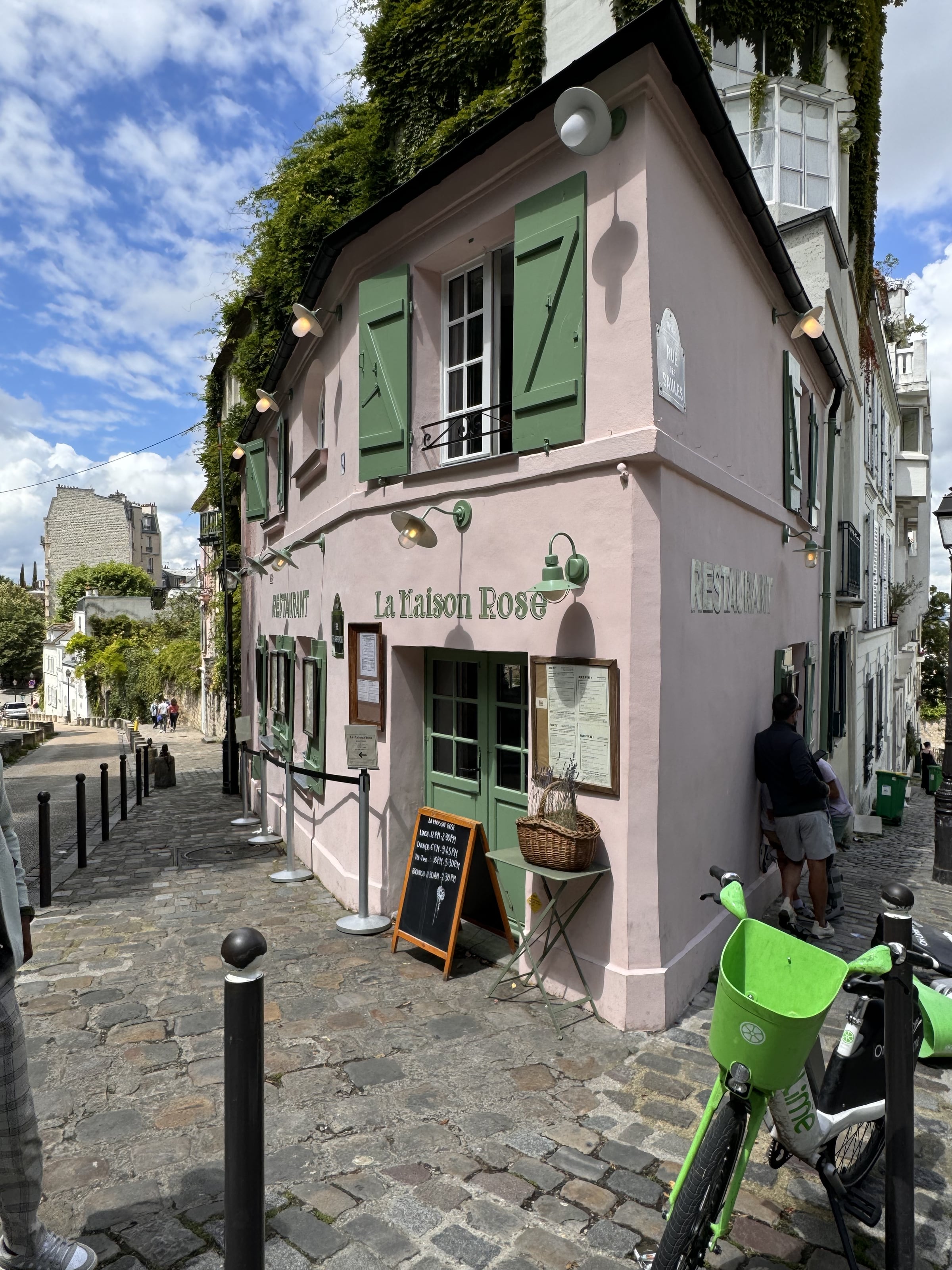 La Maison Rose, Montmartre's famous pink café